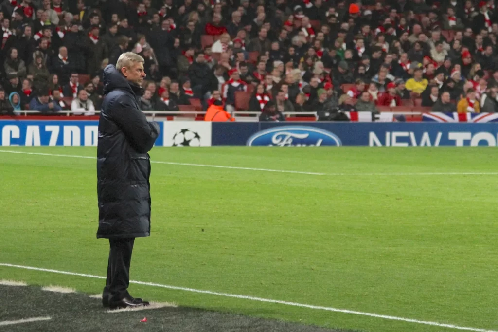 Arsène Wenger debout au bord du terrain de l'Emirates Stadium pendant Arsenal-Marseille, le 26 novembre 2013