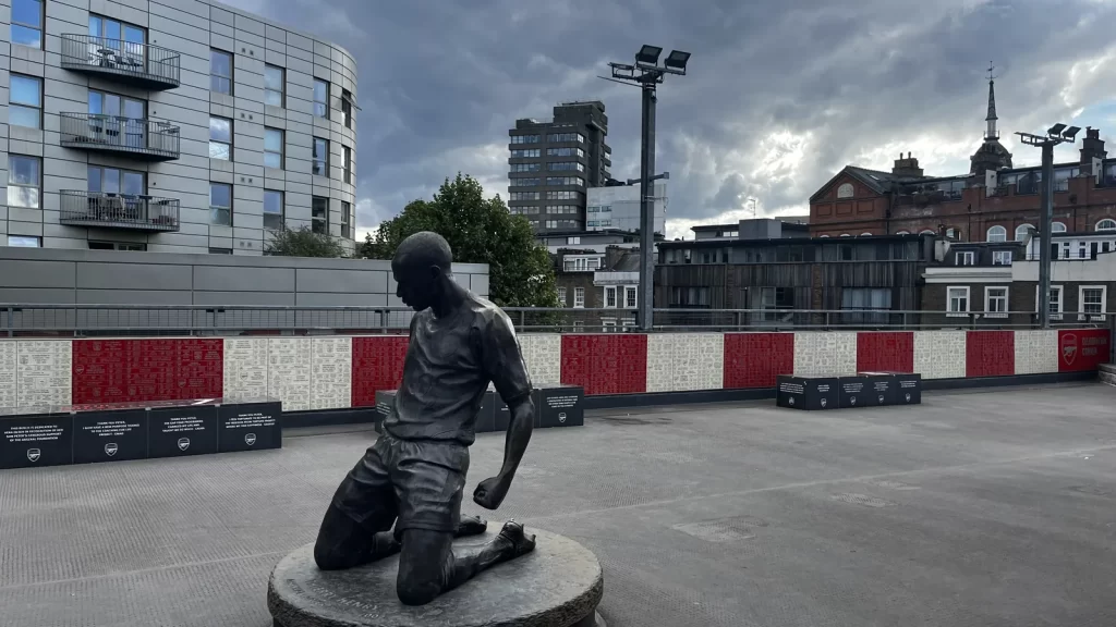 La statue en bronze de Thierry Henry, à genoux, sur le parvis de l'Emirates Stadium à Londres